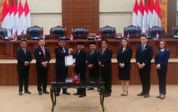 Gubernur Sulut saat menerima dokumen LHO BPK dengan opini WTP yang turut disaksikan Pimpinan DPRD Sulawesi Utara. (Foto: Ridho L Tobing)
