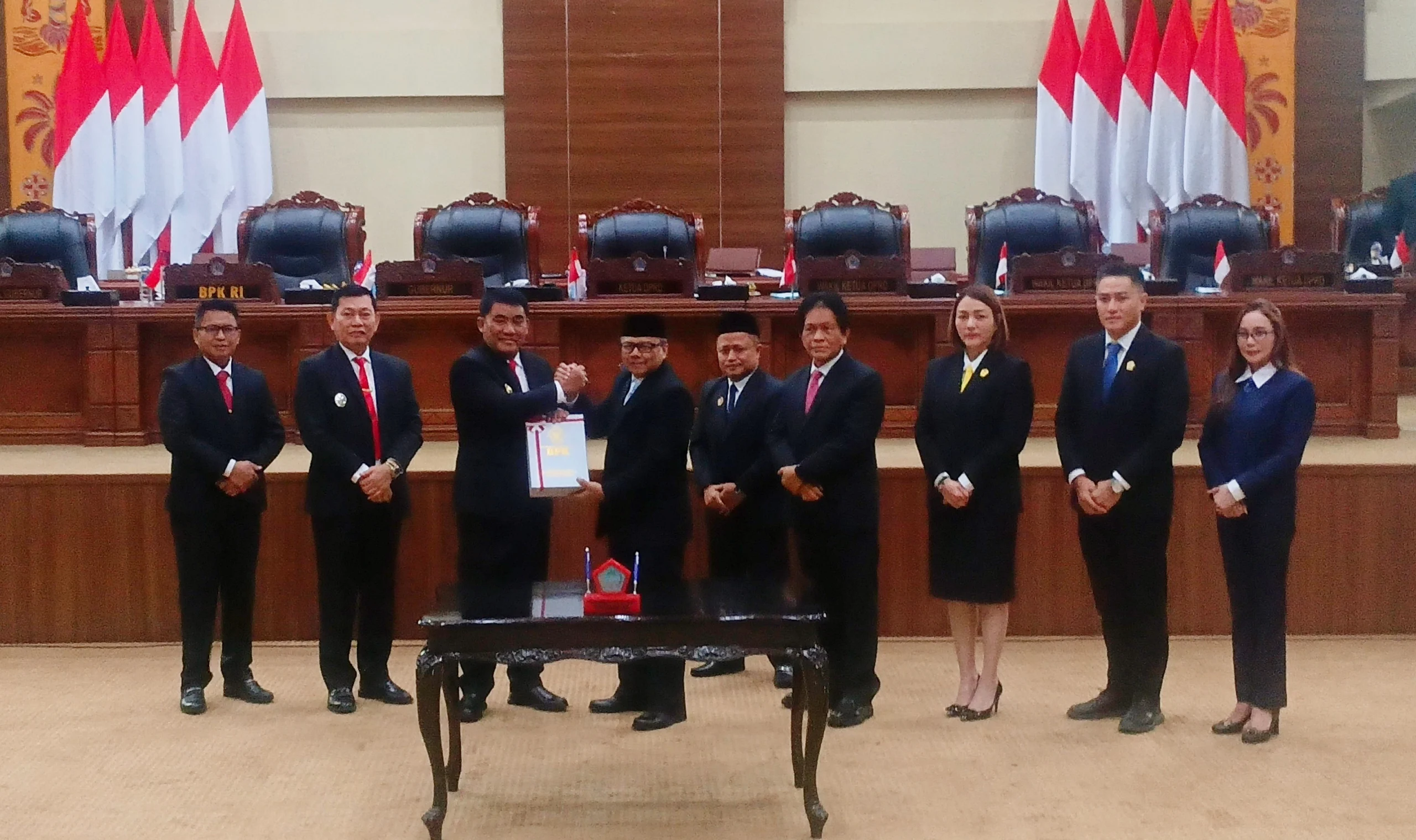 Gubernur Sulut saat menerima dokumen LHO BPK dengan opini WTP yang turut disaksikan Pimpinan DPRD Sulawesi Utara. (Foto: Ridho L Tobing)