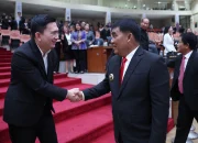 Ketua Fraksi PDI Perjuangan DPRD Sulut, Rocky Wowor bersama Gubernur Sulut, Yulius Selvanus. (Foto: Istimewa)