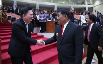 Ketua Fraksi PDI Perjuangan DPRD Sulut, Rocky Wowor bersama Gubernur Sulut, Yulius Selvanus. (Foto: Istimewa)