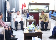 BUKA ISOLASI ENERGI: Gubernur Sulut Mayjen TNI (Purn) Yulius Selvanus SE saat menerima audiensi GM PLN UID Suluttenggo, Usman Bangun, di Manado, Rabu (3/6/2026). Pertemuan ini membahas percepatan Program Listrik Perdesaan 2026 dan pembangunan PLTS di wilayah kepulauan terluar. (Foto: Istimewa)