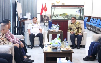 BUKA ISOLASI ENERGI: Gubernur Sulut Mayjen TNI (Purn) Yulius Selvanus SE saat menerima audiensi GM PLN UID Suluttenggo, Usman Bangun, di Manado, Rabu (3/6/2026). Pertemuan ini membahas percepatan Program Listrik Perdesaan 2026 dan pembangunan PLTS di wilayah kepulauan terluar. (Foto: Istimewa)
