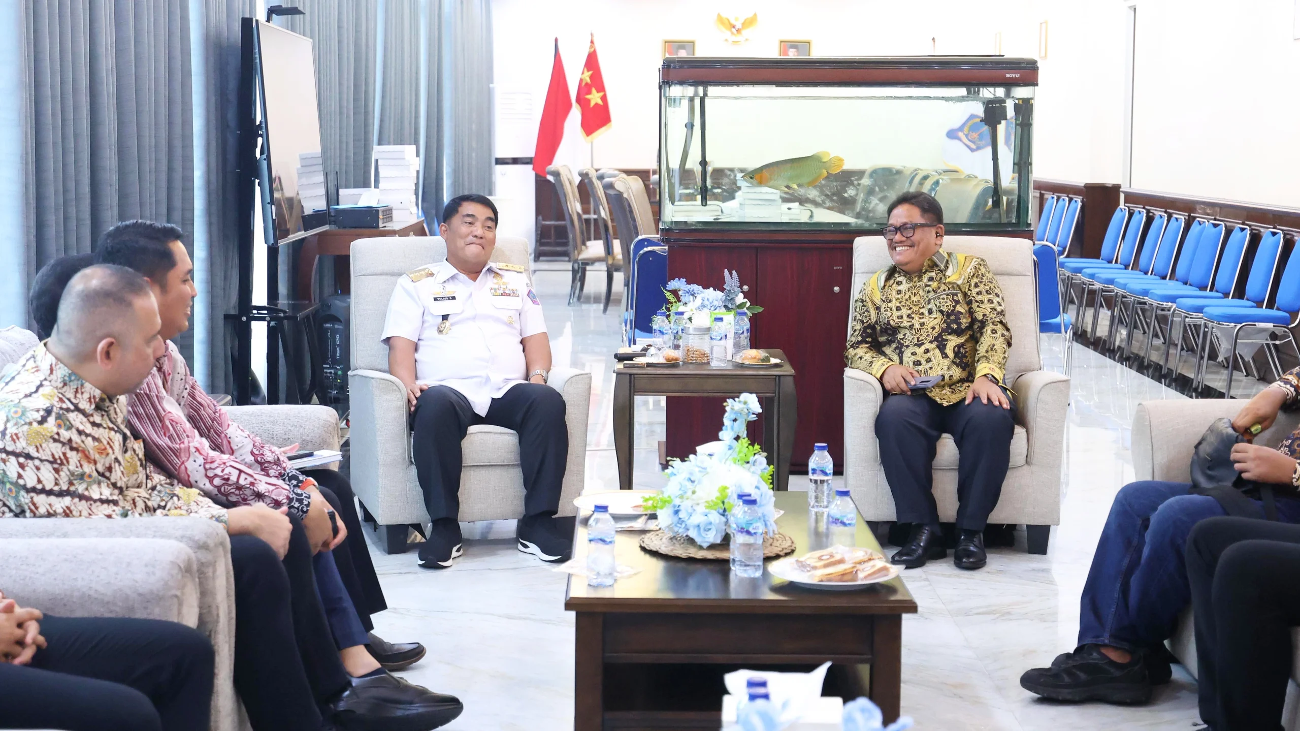 BUKA ISOLASI ENERGI: Gubernur Sulut Mayjen TNI (Purn) Yulius Selvanus SE saat menerima audiensi GM PLN UID Suluttenggo, Usman Bangun, di Manado, Rabu (3/6/2026). Pertemuan ini membahas percepatan Program Listrik Perdesaan 2026 dan pembangunan PLTS di wilayah kepulauan terluar. (Foto: Istimewa)