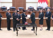 Momen Ketua DPRD Sulut dr. Andi Silangen saat menerima salinan dokumen LHP BPK RI atas LKPD TA 2025 yang meraih opini WTP dari Akhmad Anang Hernady di Gedung Dewan, Selasa (2/6/2026). (Foto: Ridho L Tobing)