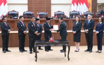 Momen Ketua DPRD Sulut dr. Andi Silangen saat menerima salinan dokumen LHP BPK RI atas LKPD TA 2025 yang meraih opini WTP dari Akhmad Anang Hernady di Gedung Dewan, Selasa (2/6/2026). (Foto: Ridho L Tobing)