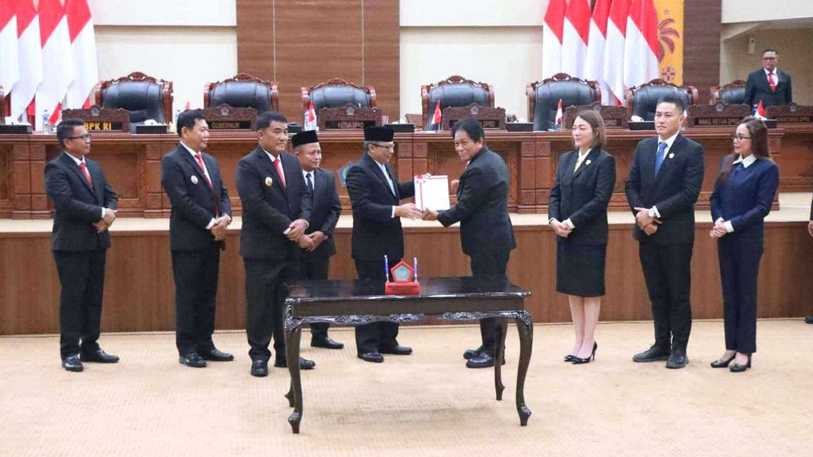 Momen Ketua DPRD Sulut dr. Andi Silangen saat menerima salinan dokumen LHP BPK RI atas LKPD TA 2025 yang meraih opini WTP dari Akhmad Anang Hernady di Gedung Dewan, Selasa (2/6/2026). (Foto: Ridho L Tobing)