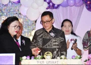 Rektor UNSRAT Prof. Oktovian Sompie menyampaikan sambutan dalam acara puncak Dies Natalis ke-17 FKM UNSRAT bertema "UN17Y", Rabu (3/6/2026). (Foto: Humas UNSRAT)