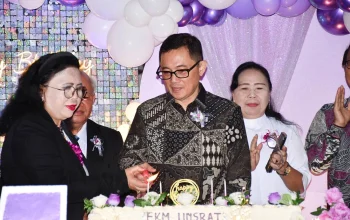 Rektor UNSRAT Prof. Oktovian Sompie menyampaikan sambutan dalam acara puncak Dies Natalis ke-17 FKM UNSRAT bertema "UN17Y", Rabu (3/6/2026). (Foto: Humas UNSRAT)