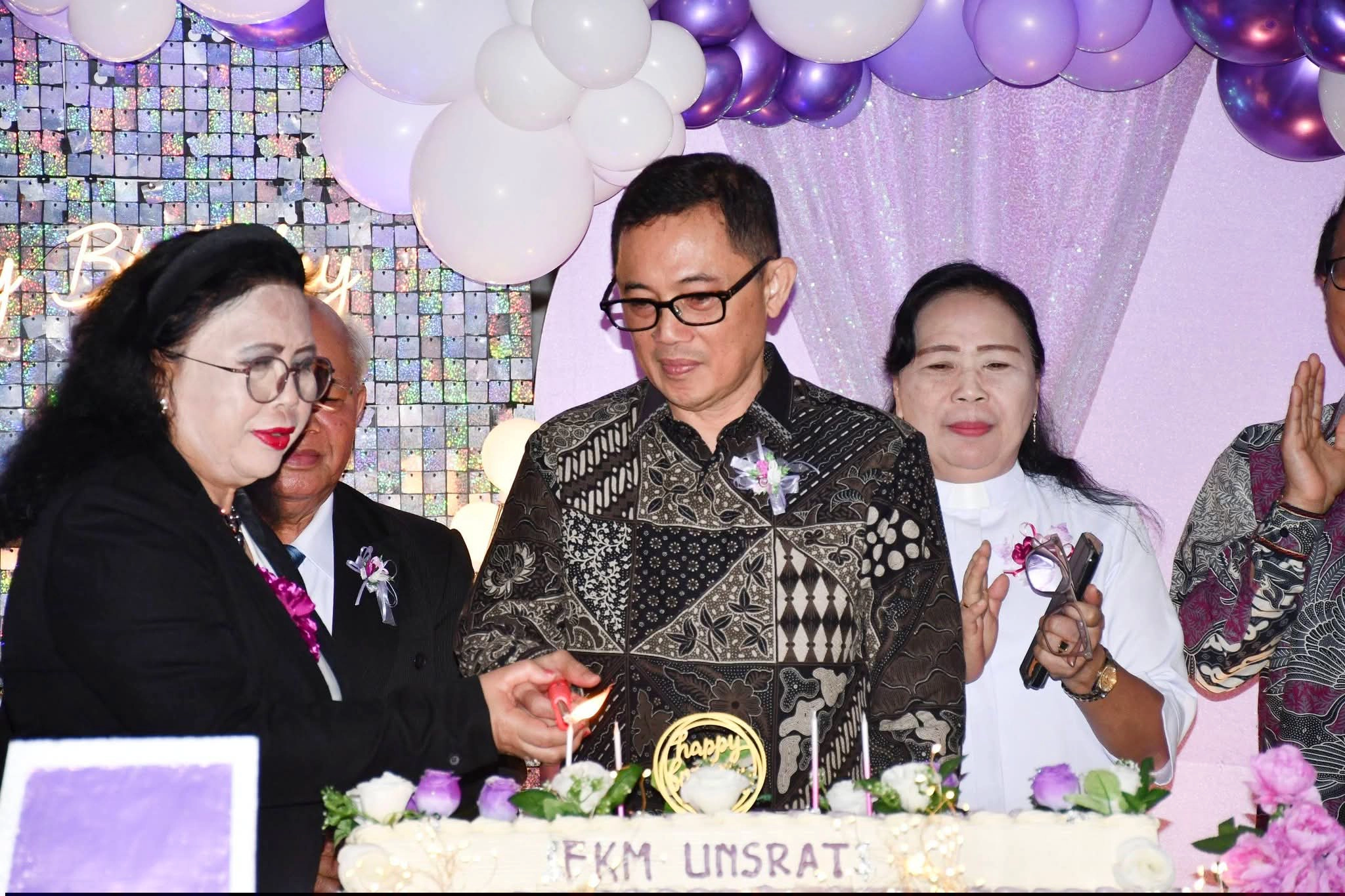 Rektor UNSRAT Prof. Oktovian Sompie menyampaikan sambutan dalam acara puncak Dies Natalis ke-17 FKM UNSRAT bertema "UN17Y", Rabu (3/6/2026). (Foto: Humas UNSRAT)