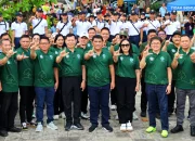 SINERGI HIJAU: Gubernur Sulut Mayjen TNI (Purn) Yulius Selvanus memimpin langsung aksi korvei dan penanaman mangrove pada peringatan HLH 2026 di kawasan Malalayang Beach Walk (MBW) II, Manado, Jumat (5/6/2026). (Foto: Istimewa)