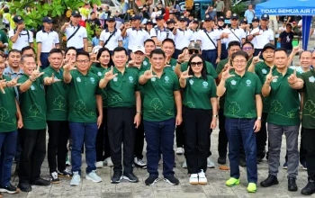 SINERGI HIJAU: Gubernur Sulut Mayjen TNI (Purn) Yulius Selvanus memimpin langsung aksi korvei dan penanaman mangrove pada peringatan HLH 2026 di kawasan Malalayang Beach Walk (MBW) II, Manado, Jumat (5/6/2026). (Foto: Istimewa)
