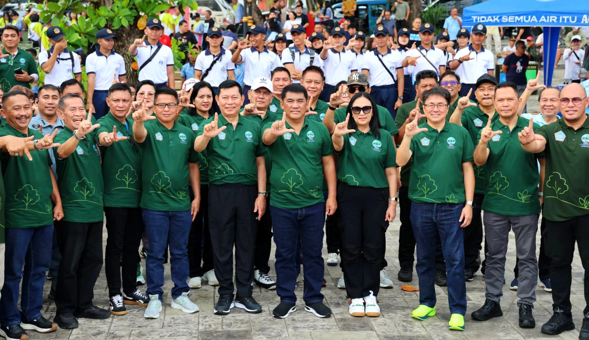 SINERGI HIJAU: Gubernur Sulut Mayjen TNI (Purn) Yulius Selvanus memimpin langsung aksi korvei dan penanaman mangrove pada peringatan HLH 2026 di kawasan Malalayang Beach Walk (MBW) II, Manado, Jumat (5/6/2026). (Foto: Istimewa)