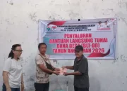 Penjabat Hukum Tua Desa Kumelembuai Atas Jans Lazarus Liando SE saat menyerahkan BLT DD Tahap 1 Tahun 2026. Foto 1