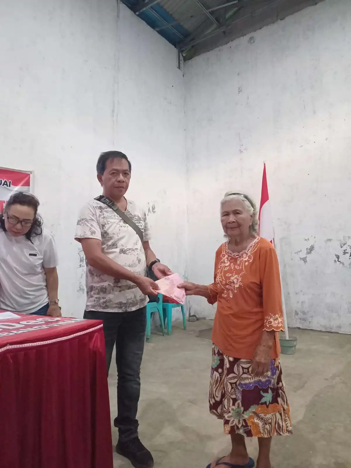 Penjabat Hukum Tua Desa Kumelembuai Atas Jans Lazarus Liando SE saat menyerahkan BLT DD Tahap 1 Tahun 2026. Foto 2