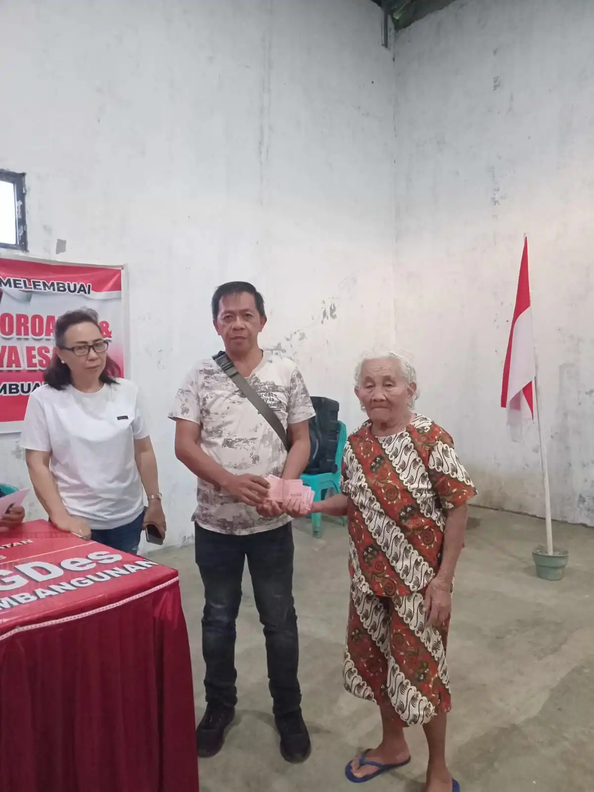 Penjabat Hukum Tua Desa Kumelembuai Atas Jans Lazarus Liando SE saat menyerahkan BLT DD Tahap 1 Tahun 2026. Foto 3