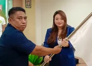 Momentum sakral penyerahan pataka PERTINA oleh Ketum PP PERTINA HBL kepada Ketua Pengprov PERTINA Sulut terlantik, Hendra Jacob, dalam Musprov PERTINA Sulut 2026 di Manado. (Foto: Ridho L Tobing)