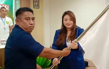 Momentum sakral penyerahan pataka PERTINA oleh Ketum PP PERTINA HBL kepada Ketua Pengprov PERTINA Sulut terlantik, Hendra Jacob, dalam Musprov PERTINA Sulut 2026 di Manado. (Foto: Ridho L Tobing)