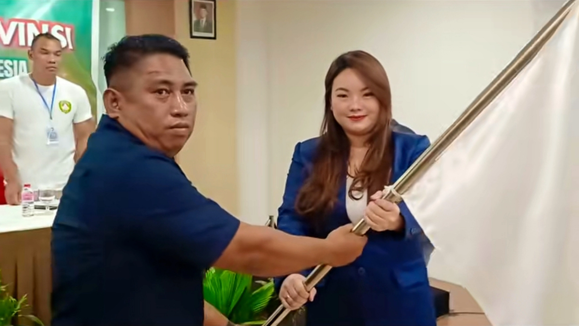 Momentum sakral penyerahan pataka PERTINA oleh Ketum PP PERTINA HBL kepada Ketua Pengprov PERTINA Sulut terlantik, Hendra Jacob, dalam Musprov PERTINA Sulut 2026 di Manado. (Foto: Ridho L Tobing)