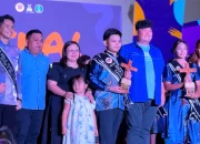 Momen haru Jaedon Nagere (tengah) didampingi kedua orang tuanya, Dave Nagere dan Pdt Lady Lengkey, saat dinobatkan sebagai Putra Remaja Teladan GMIM Rayon Minut 2026. (Foto: Istimewa)