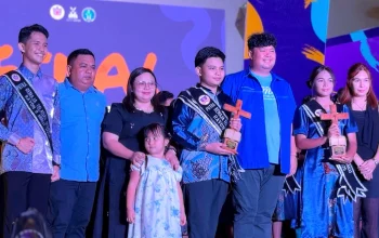 Momen haru Jaedon Nagere (tengah) didampingi kedua orang tuanya, Dave Nagere dan Pdt Lady Lengkey, saat dinobatkan sebagai Putra Remaja Teladan GMIM Rayon Minut 2026. (Foto: Istimewa)