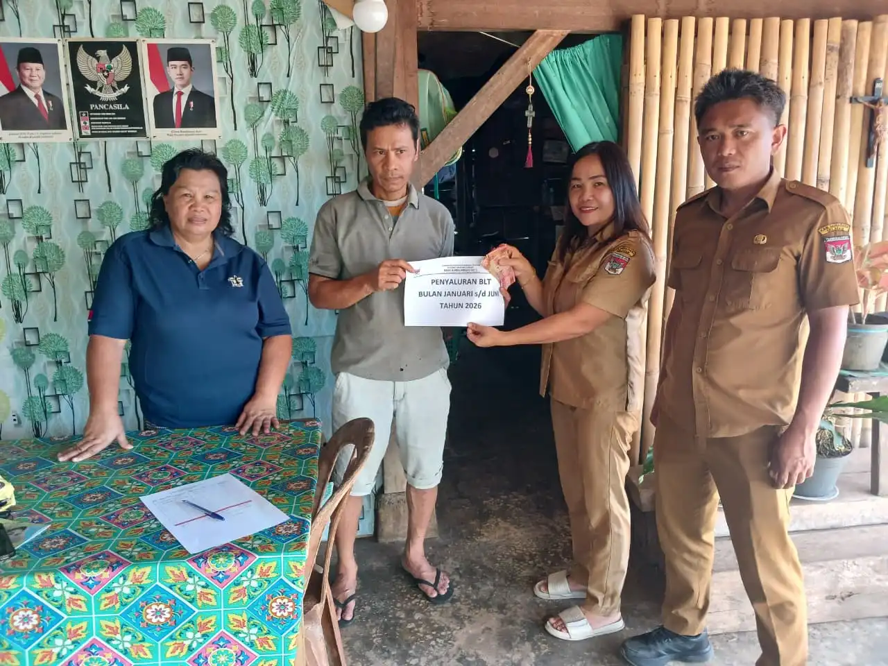 Penyerahan Bantuan Langsung Tunai yang bersumber dari Dana Desa, Tahun Anggaran (TA) 2026 kepada Keluarga Penerima Manfaat (KPM), Senin (8/6/2026).