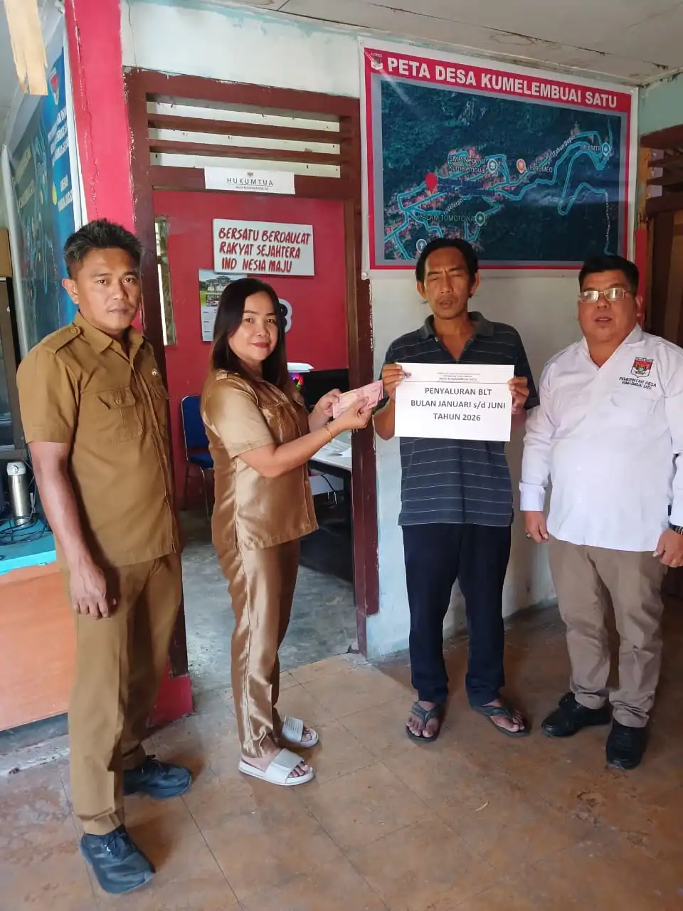 Penyerahan Bantuan Langsung Tunai (BLT) yang bersumber dari Dana Desa (DD), Tahun Anggaran (TA) 2026 kepada Keluarga Penerima Manfaat (KPM), Senin (8/6/2026).