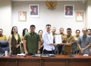 Penyerahan dokumen penyempurnaan final Ranperda RTRW 2025–2045. (Foto: Ridho L Tobing)