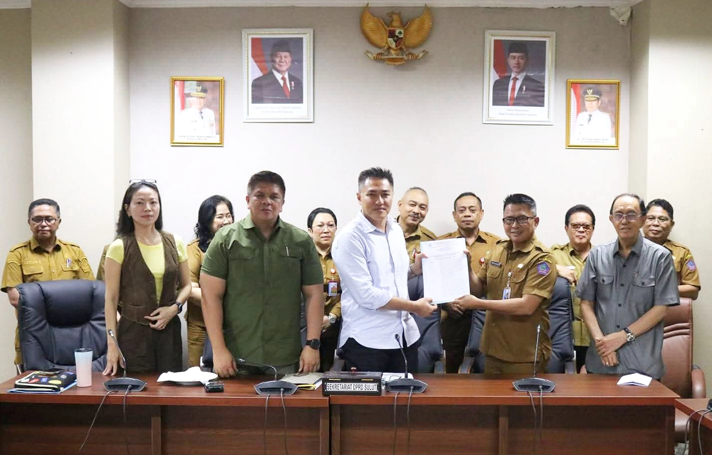 Penyerahan dokumen penyempurnaan final Ranperda RTRW 2025–2045. (Foto: Ridho L Tobing)