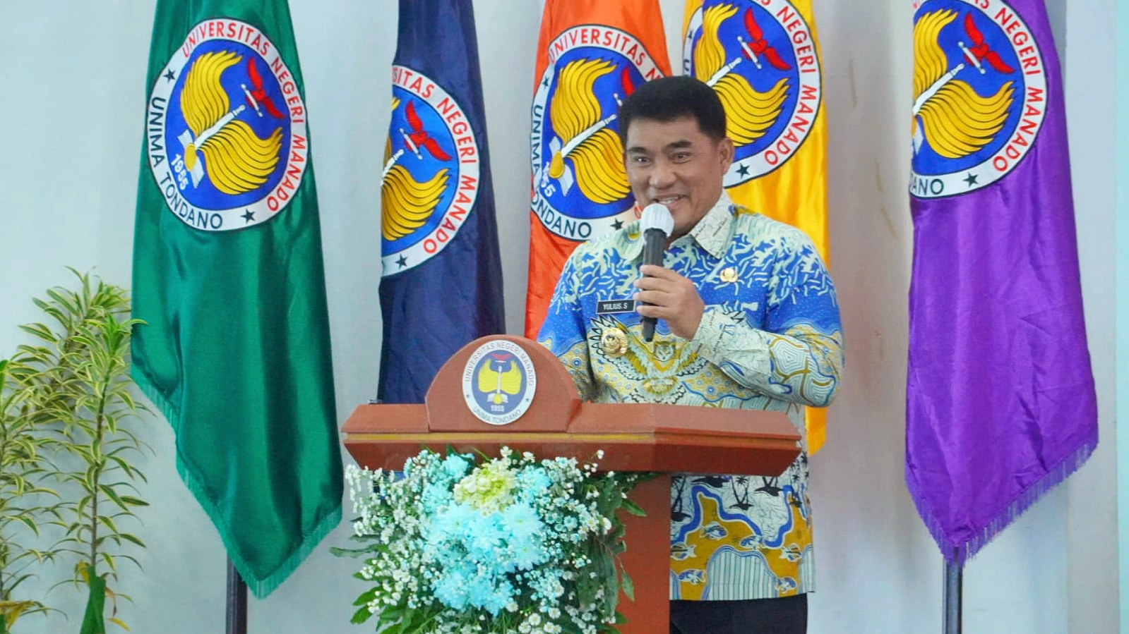 Gubernur Sulawesi Utara, Mayjen TNI (Purn) Yulius Selvanus, SE, saat memberikan sambutan pada peresmian Fakultas Kedokteran UNIMA di Tondano, Kamis (11/6/2026). Peresmian ini menandai tonggak sejarah baru bagi dunia pendidikan tinggi di Sulut. (Foto: Dok. Istimewa)
