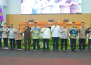 Walikota Bitung Hengky Honandar SE (keempat dari kanan) saat menghadiri peresmian Fakultas Kedokteran UNIMA sekaligus Konsolidasi Sistem Kesehatan Akademik (SKA) Wilayah Sulawesi Utara di Tondano, Kamis (11/6/2026). (Foto: Dok. Istimewa)