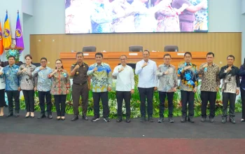 Walikota Bitung Hengky Honandar SE (keempat dari kanan) saat menghadiri peresmian Fakultas Kedokteran UNIMA sekaligus Konsolidasi Sistem Kesehatan Akademik (SKA) Wilayah Sulawesi Utara di Tondano, Kamis (11/6/2026). (Foto: Dok. Istimewa)