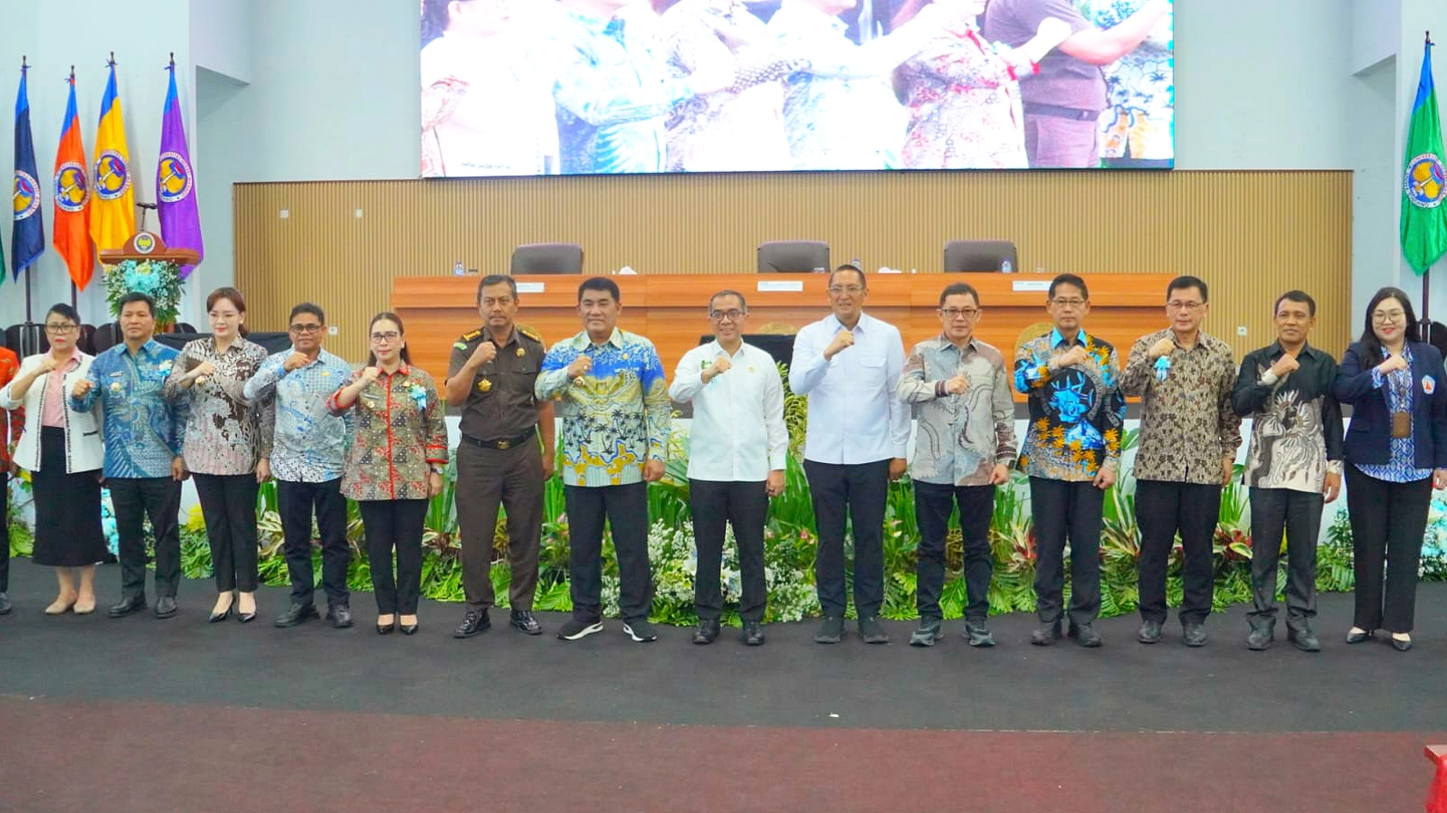 Walikota Bitung Hengky Honandar SE (keempat dari kanan) saat menghadiri peresmian Fakultas Kedokteran UNIMA sekaligus Konsolidasi Sistem Kesehatan Akademik (SKA) Wilayah Sulawesi Utara di Tondano, Kamis (11/6/2026). (Foto: Dok. Istimewa)