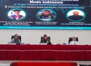 Rektor Unsrat Prof. Dr. Ir. Oktovian B.A. Sompie, M.Eng., IPU., ASEAN Eng. (kiri), Gubernur Akmil Mayjen TNI Rano Tilaar (tengah), dan Ketua Majelis Keluarga Besar Permesta Philip Pantouw (kanan) saat momentum Kuliah Umum di Auditorium Unsrat, Manado, Kamis (11/6/2026). (Foto: Ridho L Tobing)
