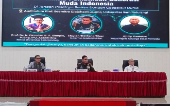 Rektor Unsrat Prof. Dr. Ir. Oktovian B.A. Sompie, M.Eng., IPU., ASEAN Eng. (kiri), Gubernur Akmil Mayjen TNI Rano Tilaar (tengah), dan Ketua Majelis Keluarga Besar Permesta Philip Pantouw (kanan) saat momentum Kuliah Umum di Auditorium Unsrat, Manado, Kamis (11/6/2026). (Foto: Ridho L Tobing)