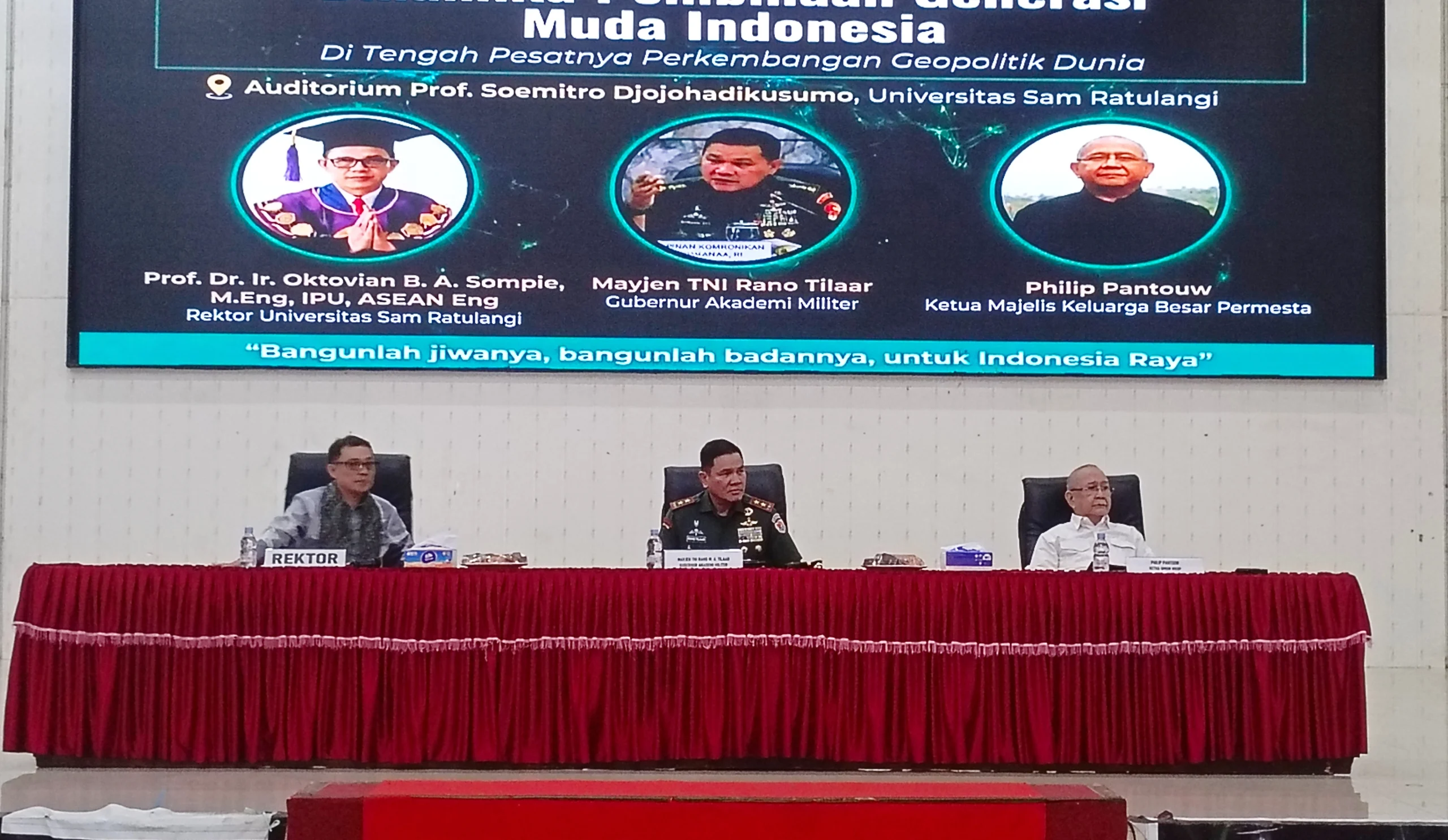 Rektor Unsrat Prof. Dr. Ir. Oktovian B.A. Sompie, M.Eng., IPU., ASEAN Eng. (kiri), Gubernur Akmil Mayjen TNI Rano Tilaar (tengah), dan Ketua Majelis Keluarga Besar Permesta Philip Pantouw (kanan) saat momentum Kuliah Umum di Auditorium Unsrat, Manado, Kamis (11/6/2026). (Foto: Ridho L Tobing)