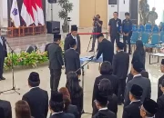 Momen penandatanganan berita acara pelantikan pejabat eselon III-IV Pemprov Sulut. (Foto: Ridho L Tobing)