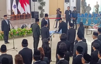 Momen penandatanganan berita acara pelantikan pejabat eselon III-IV Pemprov Sulut. (Foto: Ridho L Tobing)