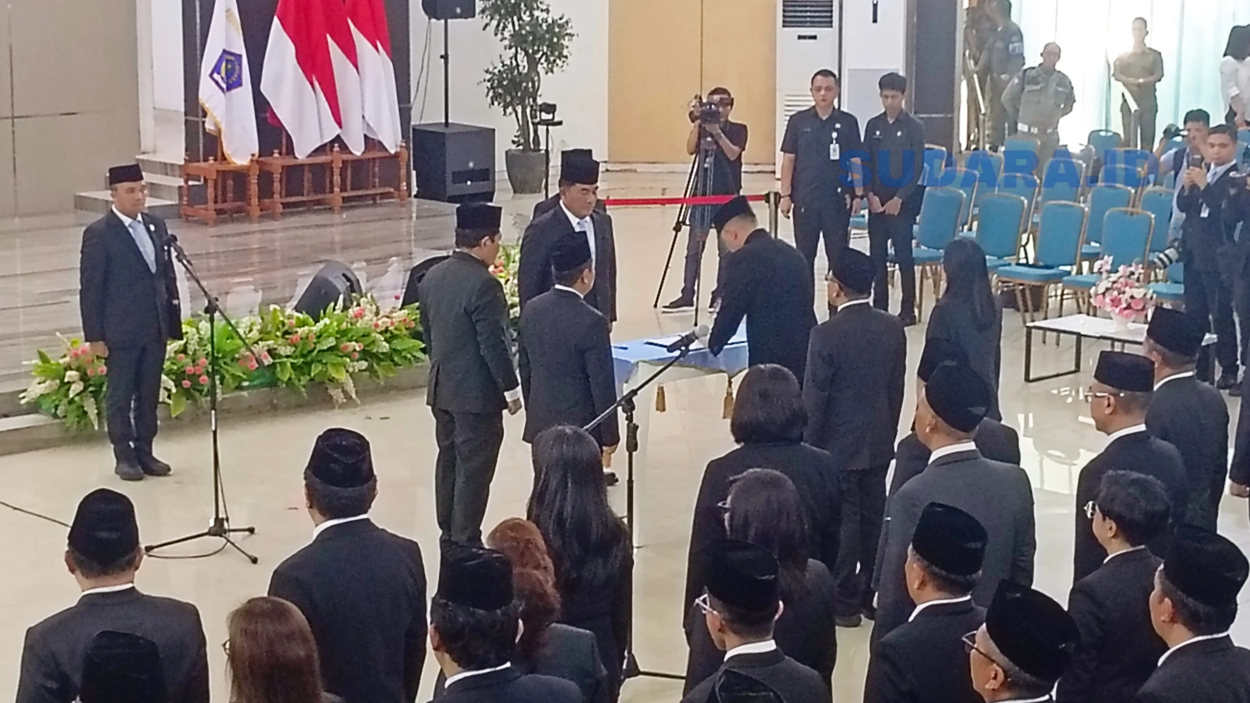 Momen penandatanganan berita acara pelantikan pejabat eselon III-IV Pemprov Sulut. (Foto: Ridho L Tobing)