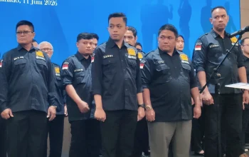 Sekretaris PBH Peradi Manado, Sanny Loho SH (depan paling kiri), saat moment pelantikan di The Sentra Hotel Manado, Kamis (11/6/2026). (Foto: untuk SUDARA.ID)