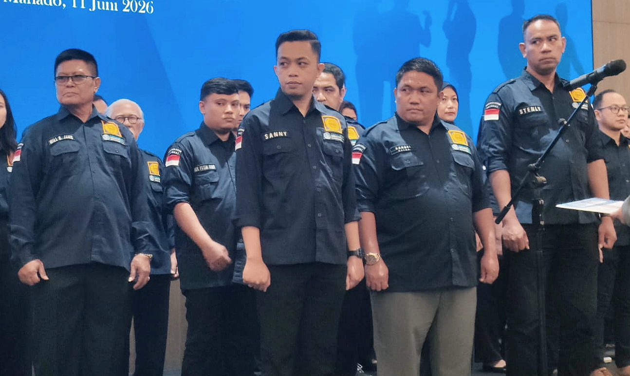 Sekretaris PBH Peradi Manado, Sanny Loho SH (depan paling kiri), saat moment pelantikan di The Sentra Hotel Manado, Kamis (11/6/2026). (Foto: untuk SUDARA.ID)