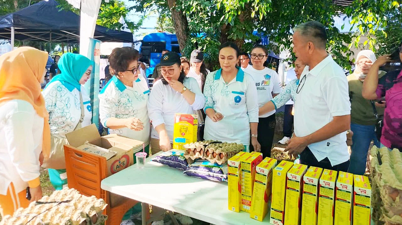 Ketua TP PKK Provinsi Sulawesi Utara, Anik Yulius Selvanus, saat akan membagikan bantuan nutrisi bagi keluarga beresiko stunting di Momentum Hari Kesatuan Gerak (HKG) PKK ke-54 tahun 2026. (Foto: Istimewa)