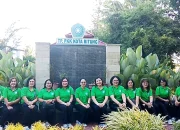 Ketua TP-PKK Kota Bitung, Ny. Ellen Honandar Sondakh, SE (tengah), didampingi Sekretaris Ny. Jacinta Maribell Maringka Gumolung saat memimpin delegasi kader Kota Bitung dalam jalan sehat peringatan HKG PKK ke-54 tingkat Provinsi Sulut di Manado, Jumat (12/6/2026). (Foto: Istimewa)