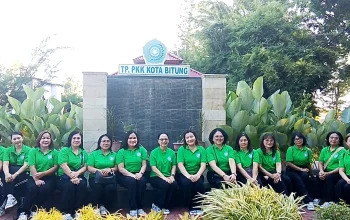 Ketua TP-PKK Kota Bitung, Ny. Ellen Honandar Sondakh, SE (tengah), didampingi Sekretaris Ny. Jacinta Maribell Maringka Gumolung saat memimpin delegasi kader Kota Bitung dalam jalan sehat peringatan HKG PKK ke-54 tingkat Provinsi Sulut di Manado, Jumat (12/6/2026). (Foto: Istimewa)