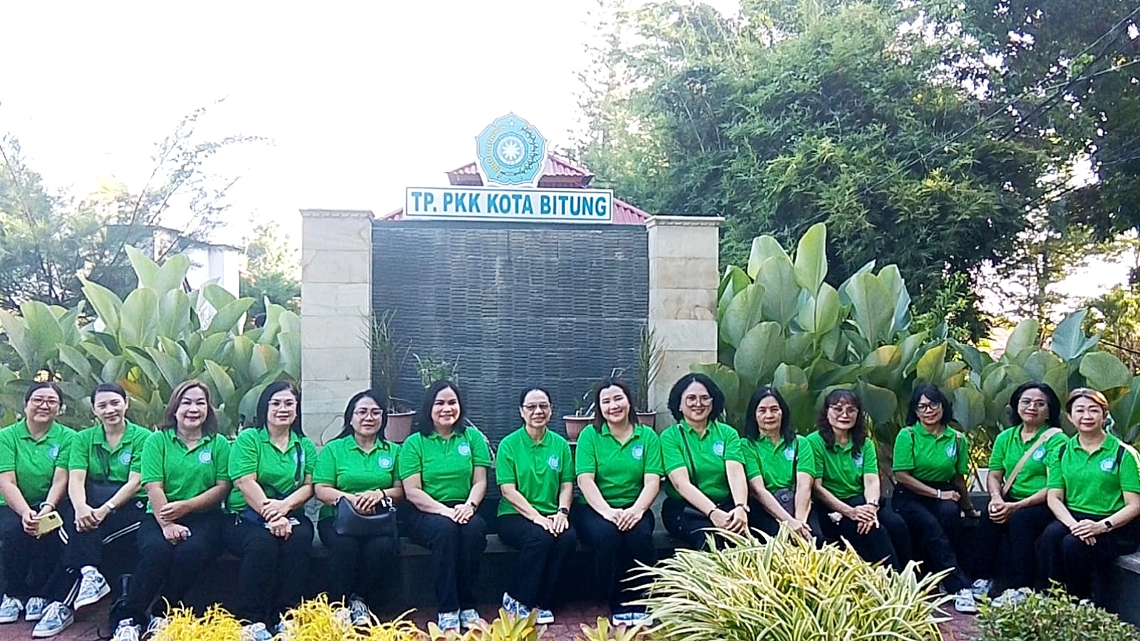 Ketua TP-PKK Kota Bitung, Ny. Ellen Honandar Sondakh, SE (tengah), didampingi Sekretaris Ny. Jacinta Maribell Maringka Gumolung saat memimpin delegasi kader Kota Bitung dalam jalan sehat peringatan HKG PKK ke-54 tingkat Provinsi Sulut di Manado, Jumat (12/6/2026). (Foto: Istimewa)