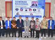 Sinergi Hukum Nasional: Wakil Menteri Koordinator bidang Hukum, HAM, Imigrasi, dan Pemasyarakatan sekaligus Ketua Umum Dewan Pimpinan Nasional (DPN) PERADI Prof. (H.C.) Dr. Otto Hasibuan, S.H., M.C.L., M.M., Rektor Unsrat Prof. Dr. Ir. Oktovian B.A. Sompie, M.Eng., IPU., ASEAN Eng., Ketua PBH Peradi Manado Handri Piter Poae, S.H., Sekretaris Sanny Loho, S.H., beserta para pakar hukum berfoto bersama usai Seminar Nasional di Auditorium Fakultas Hukum Unsrat, Manado, di Auditorium Fakultas Hukum Lantai 6 UNSRAT, Jumat (12/6/2026). (Foto: Istimewa)