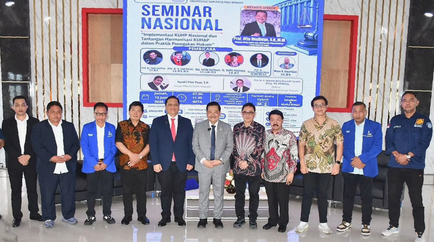 Sinergi Hukum Nasional: Wakil Menteri Koordinator bidang Hukum, HAM, Imigrasi, dan Pemasyarakatan sekaligus Ketua Umum Dewan Pimpinan Nasional (DPN) PERADI Prof. (H.C.) Dr. Otto Hasibuan, S.H., M.C.L., M.M., Rektor Unsrat Prof. Dr. Ir. Oktovian B.A. Sompie, M.Eng., IPU., ASEAN Eng., Ketua PBH Peradi Manado Handri Piter Poae, S.H., Sekretaris Sanny Loho, S.H., beserta para pakar hukum berfoto bersama usai Seminar Nasional di Auditorium Fakultas Hukum Unsrat, Manado, di Auditorium Fakultas Hukum Lantai 6 UNSRAT, Jumat (12/6/2026). (Foto: Istimewa)