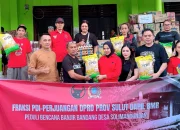 Anggota DPRD Sulut Feramitha Mokodompit dan Harry Porung saat menyerahkan bantuan logistik kepada warga terdampak banjir bandang di Solimandungan Raya, Bolmong, Jumat (5/6/2026). (Foto: Istimewa)