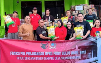 Anggota DPRD Sulut Feramitha Mokodompit dan Harry Porung saat menyerahkan bantuan logistik kepada warga terdampak banjir bandang di Solimandungan Raya, Bolmong, Jumat (5/6/2026). (Foto: Istimewa)