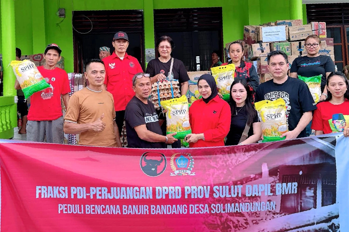 Anggota DPRD Sulut Feramitha Mokodompit dan Harry Porung saat menyerahkan bantuan logistik kepada warga terdampak banjir bandang di Solimandungan Raya, Bolmong, Jumat (5/6/2026). (Foto: Istimewa)