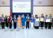 Ketua TP-PKK Sulut Ny. Anik Yulius Selvanus bersama Sekdaprov Tahlis Gallang dalam Peringatan HKG PKK ke-54 di Graha Gubernuran Bumi Beringin, Manado, Sabtu (13/6/2026). Momentum ini menjadi panggung transformasi kader menuju Indonesia Emas 2045. (Foto: Dok. Humas Pemprov Sulut)